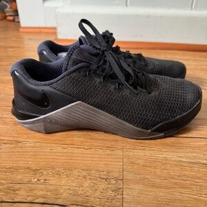 Nike Metcon men’s 6.5 women’s 8.5 black/gray